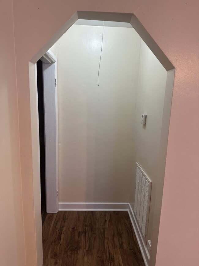 Building Photo - "Charming 3-Bedroom 1.5- Bath with Spaciou...