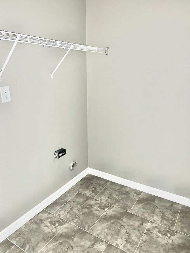 Building Photo - Move in ready 3/2 Renovated