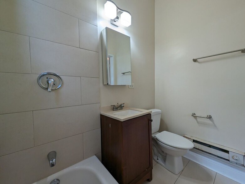 Building Photo - 4737 N Hermitage Ave