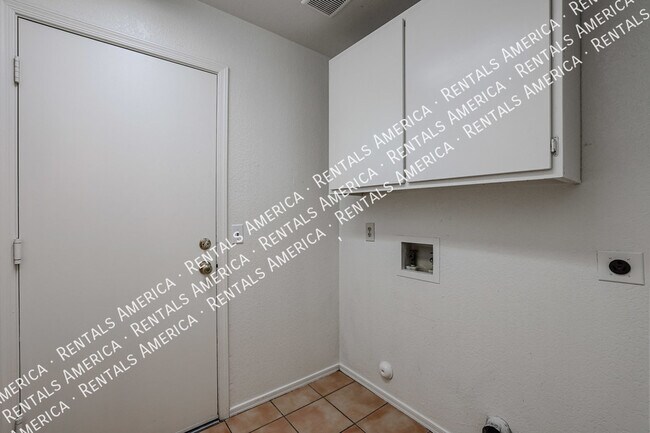 Building Photo - 1105 N Quail