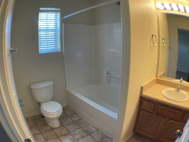 Building Photo - AVAILABLE NOW! Spacious 3-bedroom Townhous...