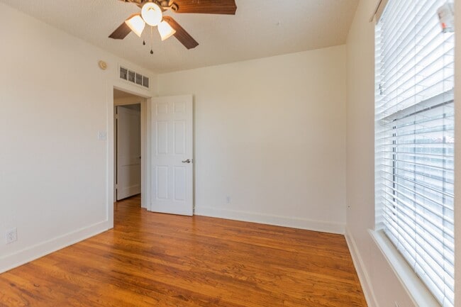 Building Photo - 3 Bedroom 2 Bath Home