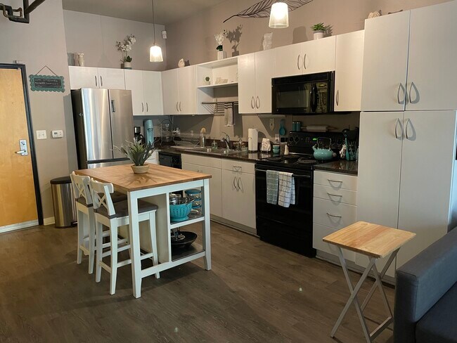 Building Photo - 777 6th Ave