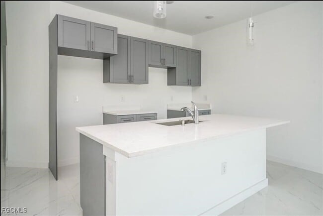 Building Photo - 2425 Mansfield Ave S