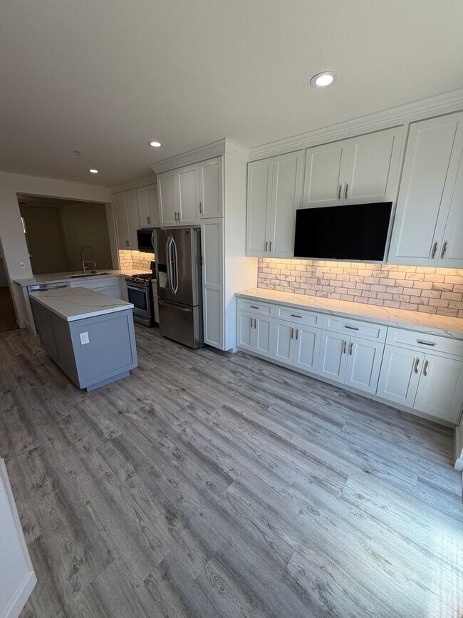 Building Photo - FOR LEASE – Beautiful 2 + 2.5 Townhome with A/C, Near Downtown Ventura & the Beach!