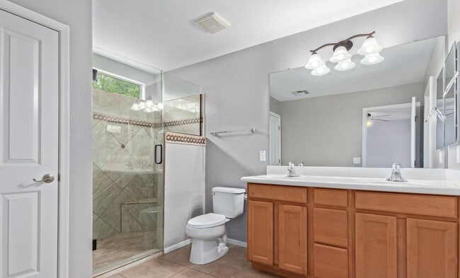 Building Photo - Well maintained 3 bedroom 2 bath charming home Free rent OAC