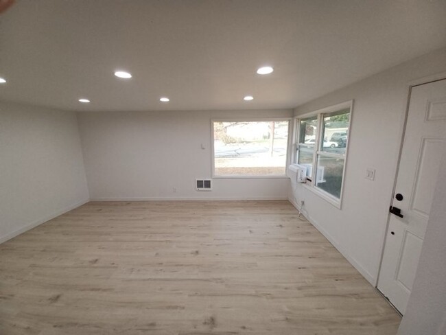 Building Photo - Remodeled! One level, 2 bdrm 1 bath end un...