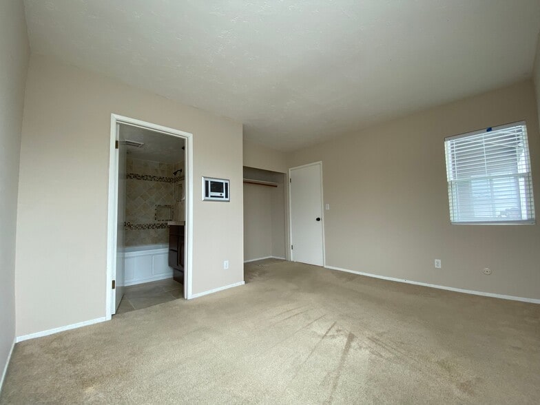 Building Photo - 4030 Haines St