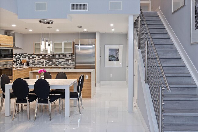 Building Photo - 2020 N Bayshore Dr