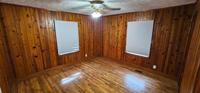 Building Photo - Cutie in the Country