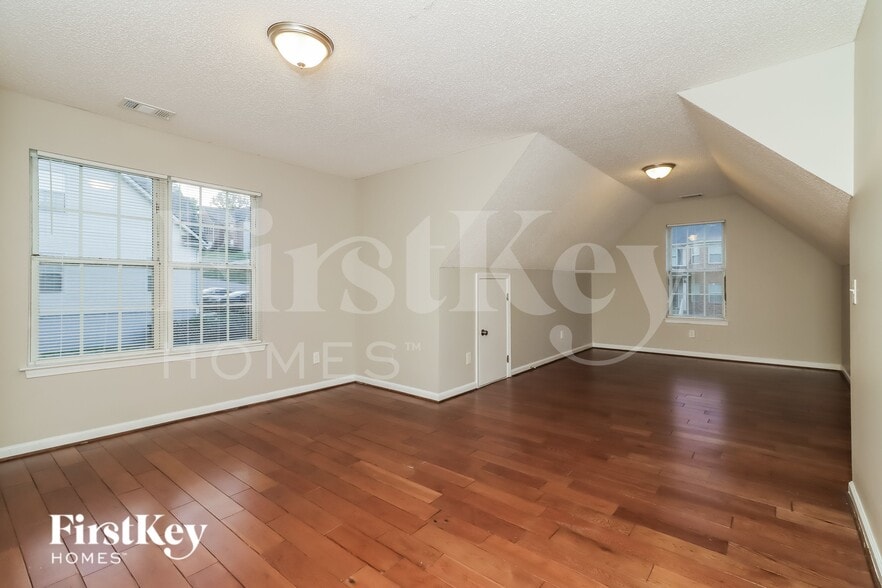 Building Photo - 1310 Invermere Dr SE