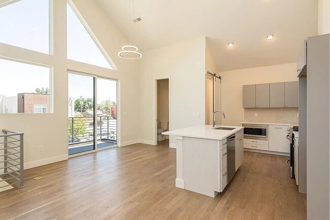 Building Photo - Modern 3 bed / 2.5 bed farmhouse townhome below market rent value