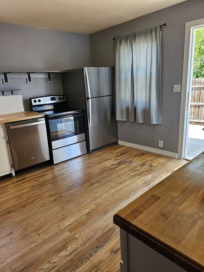 Building Photo - ALL PROSPECTIVE TENANTS MUST SUBMIT A $58 ...