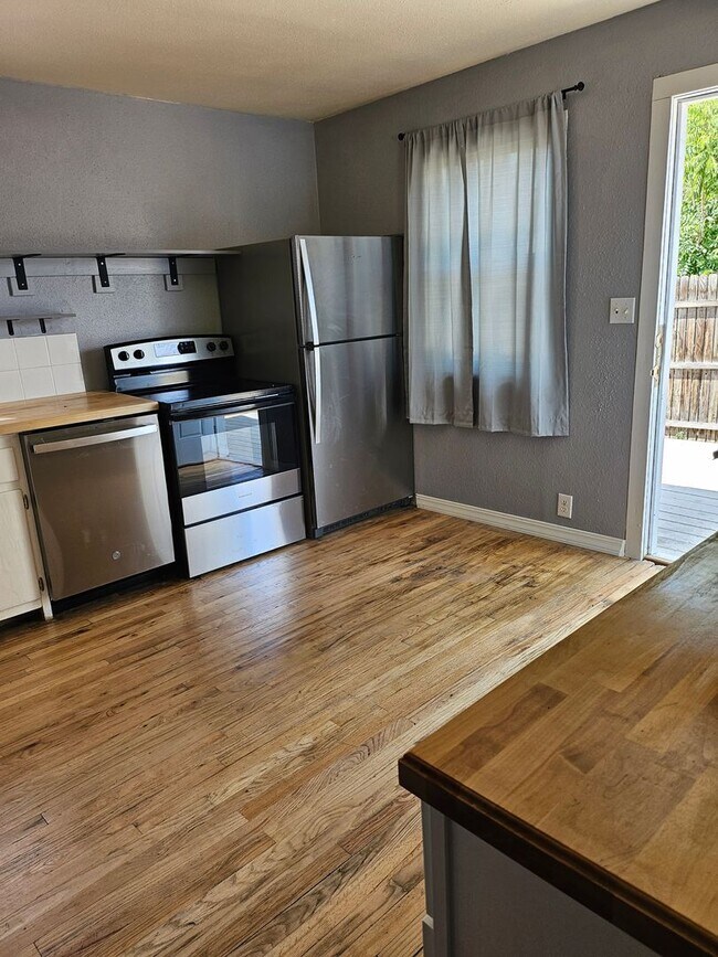 Building Photo - ALL PROSPECTIVE TENANTS MUST SUBMIT A $58 NON-REFUNDABLE APPLICATION FEE PER APPLICANT ONLINE AND...