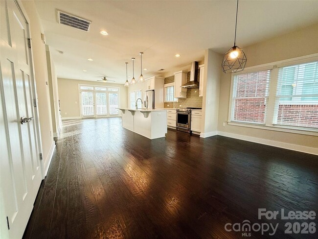 Building Photo - 1424 W 4th St