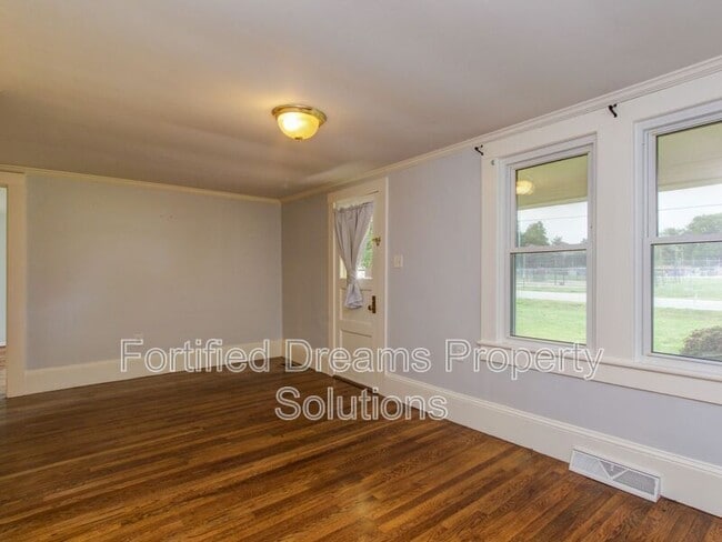 Building Photo - 7507 Greenlawn Dr