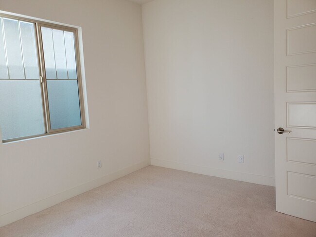 Building Photo - Next Gen Home with main house and guess unit in Spring lake Area