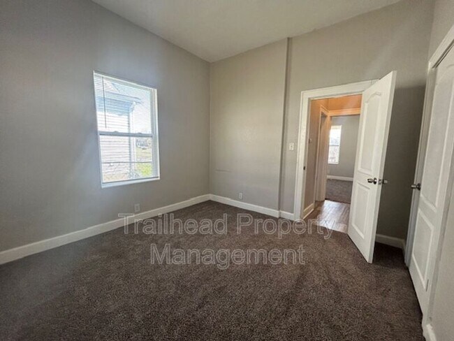 Building Photo - 616 N 10th St