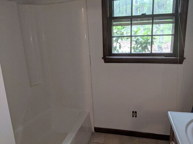 Building Photo - 144 Fern Forest Dr