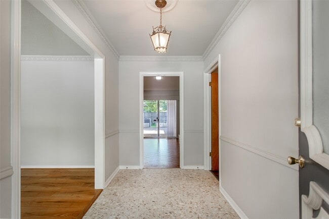 Building Photo - 6105 E University Blvd