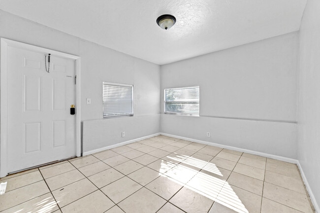 Building Photo - 515 Putnam Rd