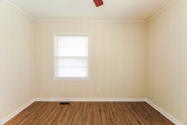 Building Photo - Charming and newly updated 3BR 1 Bath home in the heart of Center Point!