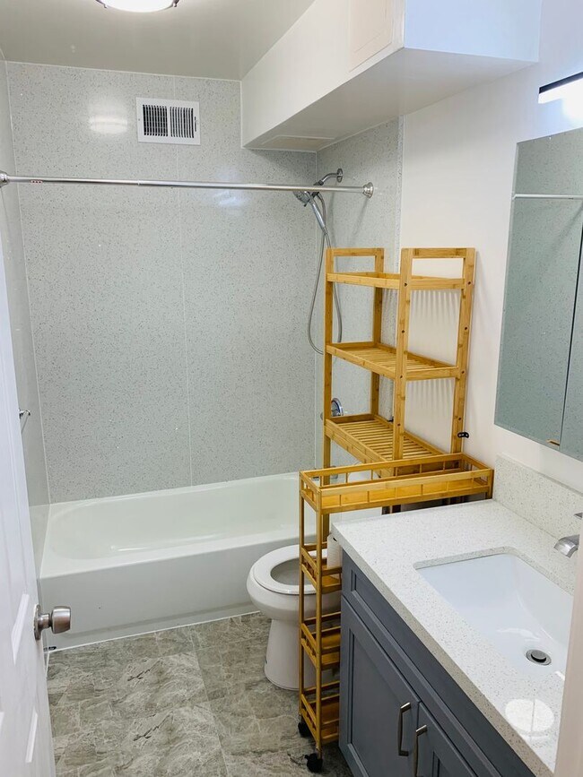 Building Photo - Fully Renovated 2/1/1 at Alexander Towers