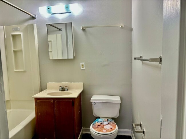 Building Photo - First floor 1 bedroom in West Louisville! Section 8 Accepted