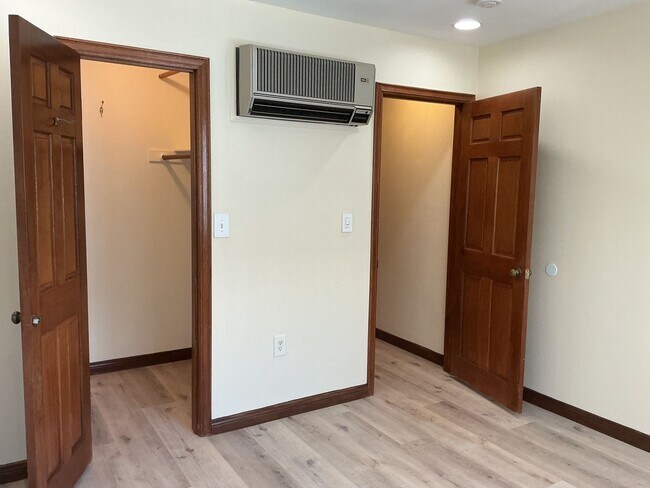 Building Photo - Los Caballeros #325