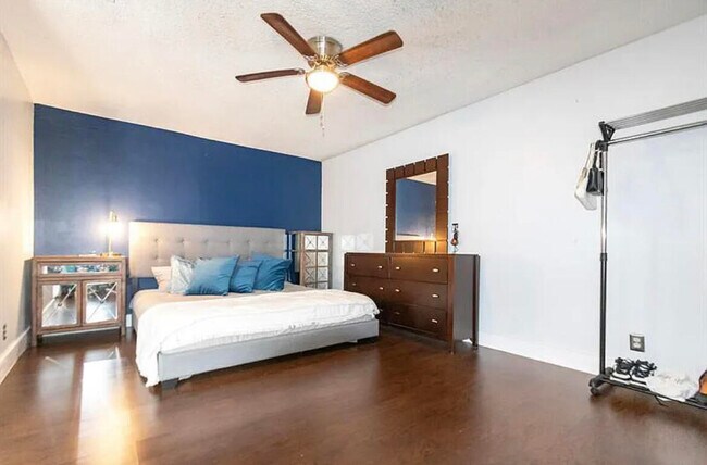 Building Photo - 1520 Shaker Cir