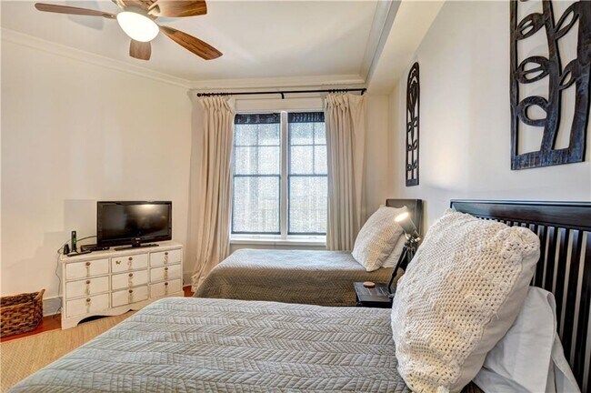 Building Photo - 10 Marina Dr