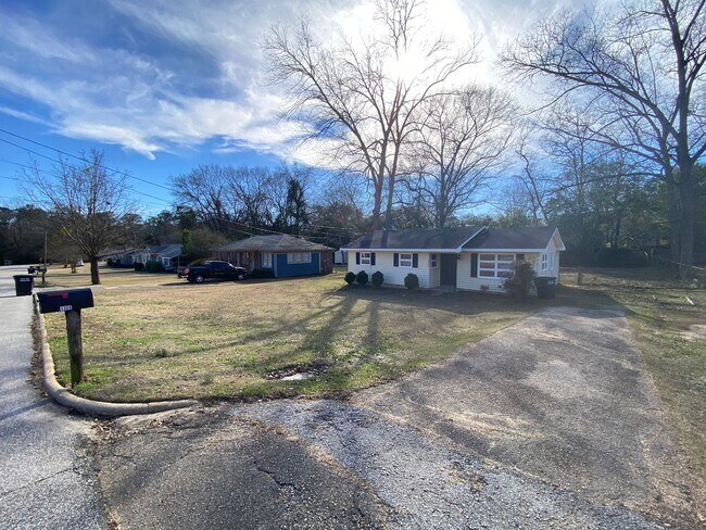 Building Photo - Charming 3 Bedroom House in Quite Neighborhood