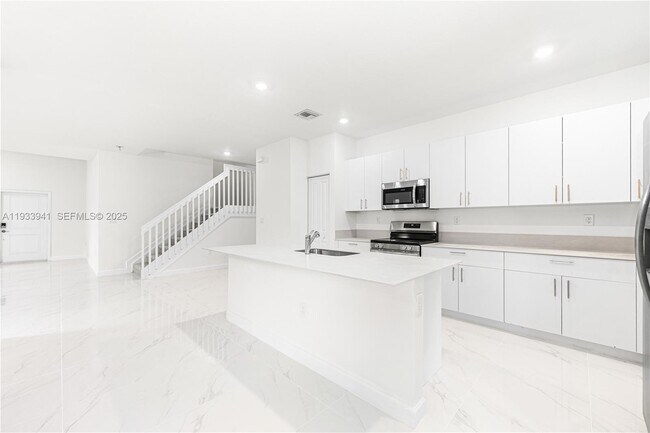 Building Photo - 2209 SE 30th St