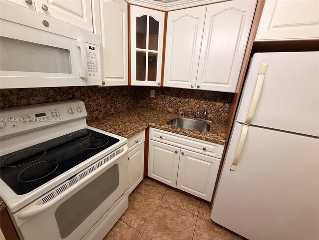 Building Photo - 8011 W 6th Ave