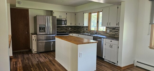 Building Photo - Large Rambler with 5 bedrooms, 2 baths wit...