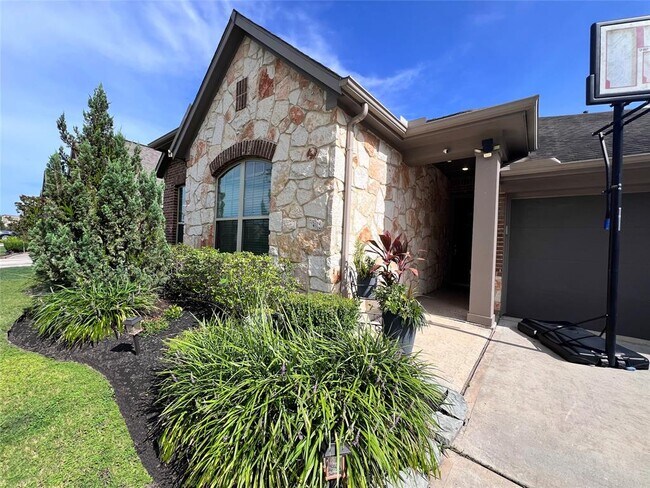 Primary Photo - 9327 Victory Cyn Ln