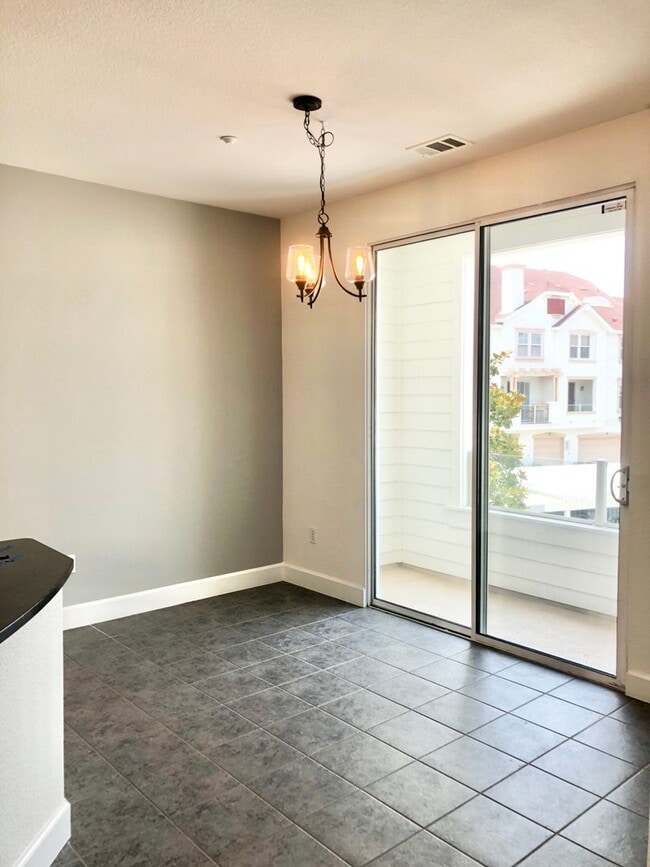 Building Photo - Beautifully Upgraded & Appointed End Condo...