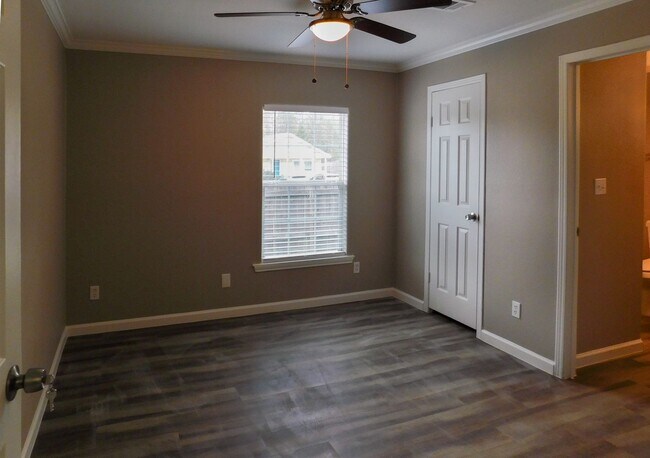 Building Photo - 155 Varsity Dr