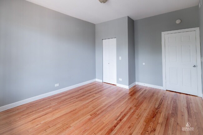 Building Photo - Modern 4BR Apartment with Hardwood Floors, Balcony & Central A/C