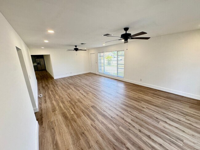 Building Photo - 1101 S Seacrest Blvd