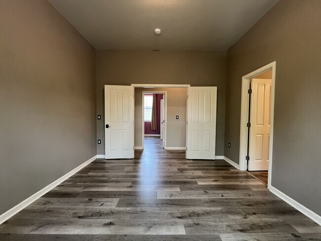 Building Photo - Distinctive 3-Story Tigard Townhouse with Stainless Steel Kitchen, Vaulted Ceilings & Attached 2-...