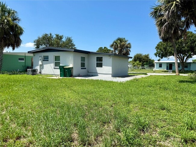 Building Photo - 3460 Normandy Dr