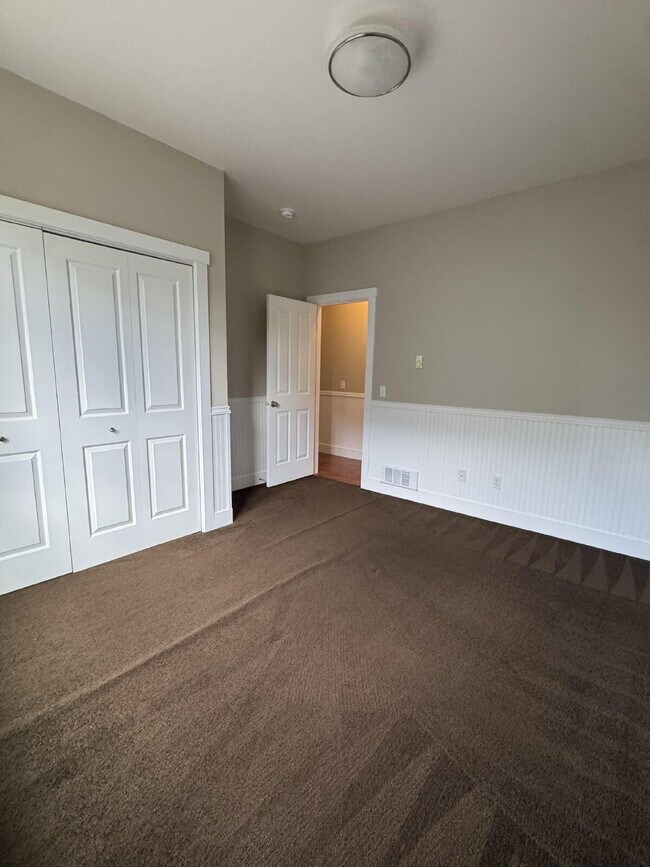 Building Photo - Single-family 3-bedroom home in a desirable neighborhood in town!