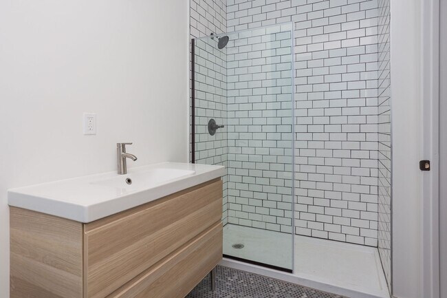 Building Photo - Renovated 2 Bedroom 1 Bathroom In Jefferso...