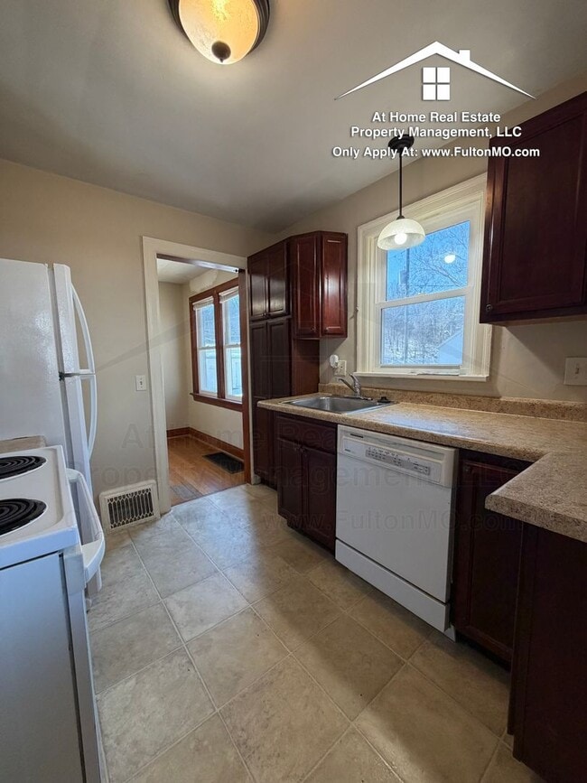 Building Photo - 707 Hollyhock Dr