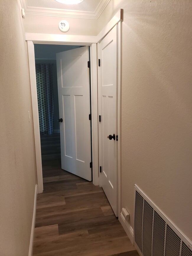 Building Photo - Beautifully Updated Single Level