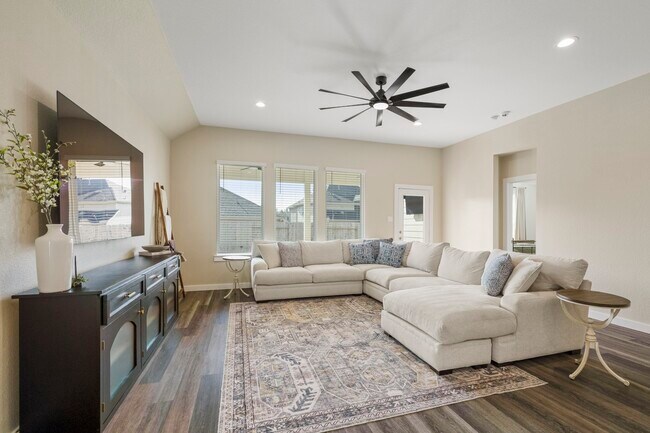 Building Photo - 573 Newcomb Holw Dr