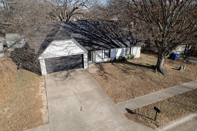 Building Photo - 5013 S Lions Ave