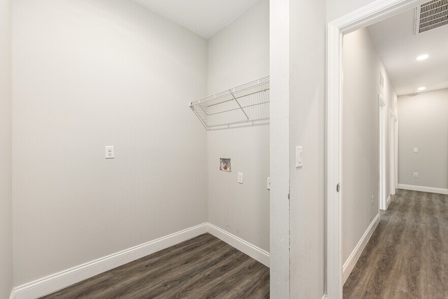 Building Photo - 5998 SW 154th Street Rd