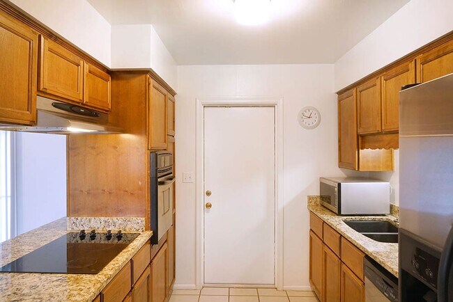 Building Photo - ASU Proximity Meets Comfort in This 4-Bedroom Tempe Home